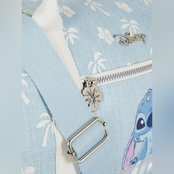 Disney's Stitch Weekender Bag NWT * - Picture 5 of 5